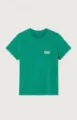 Detalle de camiseta verde de manga corta con cuello redondo y estampado blanco en pecho. - S / Tops / Verde esmeralda
