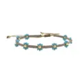 Primo piano sui dettagli del braccialetto boho in perline con margherite blu e sfere dorate. - Margherita Blu (BLS260017H)