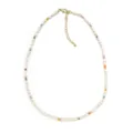Delicado collar de perlas naturales bohemias con cuentas de colores y cierre dorado. - Collar de Perlas y Abalorios (ZZX260001A)