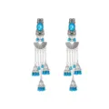 Detalle de pendientes largos étnicos de plata vintage con cuentas azules y colgantes. - Azul lago
