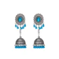 Gedetailleerd overzicht van vintage zilveren jhumka oorbellen met blauwe kraaltjes. - Meerblauw