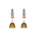 Gros plan détaillé d'une boucle Jhumka dorée vintage avec des strass étincelants. - Or