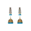 Vue détaillée de boucles d'oreilles jhumka dorées vintage avec cristaux étincelants et perles bleues. - Bleu lac