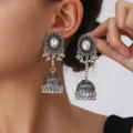 Exquisitos pendientes jhumka vintage bohemios de plata con brillantes estrás y borlas delicadas. - Plateado
