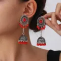 Pendientes colgantes de campana bohemios con cuentas rojas, vista detallada de estilo étnico. - Rojo