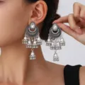 Exquisitos pendientes colgantes étnicos de plata vintage con campanas y cristales brillantes. - Plateado