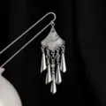 Detalle de horquilla étnica retro china, accesorio Hanfu con borlas múltiples. - Estilo de Borla Cónica (F734-9)