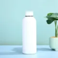 Isolierte Edelstahl Trinkflasche tragbare Outdoor Reise Thermoflasche in weiss Farbe. - 500ml / Weiß