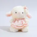 Niedliches Plüsch-Lamm-Spielzeug Detailansicht, weiches Kuscheltier mit rosa Blumenkleid. - Schaf (Rosa Kleid)