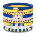 Detailansicht des bunten Tonperlen Armband Stapels mit Spieltag Buchstaben und goldenen Perlen. - Stil 5