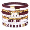 Detailansicht des stapelbaren Heishi-Perlenarmband-Sets mit Buchstabenperlen und goldenen Akzenten. - Stil 6