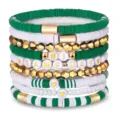 Nahaufnahme Detail von grünen weißen Tonperlen Stapelarmbändern mit goldenen Akzenten. - Stil 8