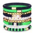 Detailansicht von handgefertigten Polymer-Ton- und Metallperlen-Stapelarmbändern. - Stil 12