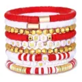 Nahaufnahme des rot-weißen Tonperlen-Armbandstapels mit Game Day Buchstaben-Charms. - Stil 18