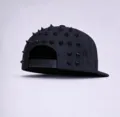 Casquette de baseball noire style punk rock avec clous et fermeture arrière réglable. - Casquette à Rivets Tout Noir Inversés
