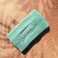 Bandeau en tricot vert menthe avec texte blanc, accessoire de cheveux d'hiver épais. - Tricot / Cyan