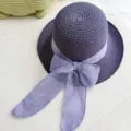 Gros plan du chapeau de paille tressé violet avec élégant ruban de nœud violet clair. - M (56-58cm) / Violet