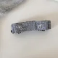 Molletta per capelli a fiocco in maglia grigia con perle, elegante accessorio donna. - Fermaglio a Banana con Perle / Grigio