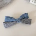 Dettaglio molletta per capelli fiocco in maglia blu grigio, accessorio elegante in tessuto. - Fermaglio a Molla con Fiocco / Gradiente Blu-Grigio