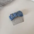 Pettine per capelli in maglia blu con dettaglio di perla, accessorio elegante donna. - Pettine per Capelli con Perle / Blu