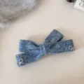 Dettaglio molletta per capelli a fiocco in tweed blu, fermaglio lavorato con perle. - Fermaglio a Molla con Perle / Blu