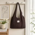 Bolso de hombro hobo con lunares marrones colgado en gancho, detalle de decoración - Café Oscuro
