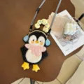 Détail de sac téléphone pingouin en peluche, design dessin animé mignon avec sangle. - Manchot