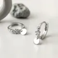 S925 Sterling Silber Creolen mit rundem Anhänger und Zirkonia. Elegantes Damenschmuck. - Weißgold