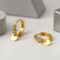 S925 Sterling Silber vergoldete Creolen mit kleiner runder Scheibe und glänzenden Zirkon. - Gold
