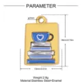 Edelstahl Emailliertes Buch und Kaffeetasse Anhänger Detail Größe und Technische Daten - Gestapelte Bücher Kaffeetasse Stil (YK1380)