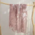 Gedetailleerd uitzicht op een prachtige roze sjaal met batikprint hangend op houten rek. - 11# Oudpaars - Bubble Wrap Tie-Dye (Tie-Dye) / 180*90