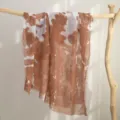 Detailopname van een bruin-witte katoenen sjaal prachtig mooi gedrapeerd over hout. - 10# Roodkoffie - Bubble Wrap Tie-Dye (Tie-Dye) / 180*90