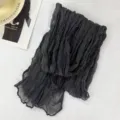 Bufanda plisada estrecha gris oscuro, pañuelo arrugado de voile ligero para mujer. - Gris oscuro