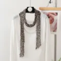 Nahaufnahme des plissierten schmalen Leopardenmuster-Schals, ideal für stylische Layering. - 180x20cm / Kleiner Leopard Grau