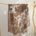 Detailopname van de bruine tie-dye katoenen sjaal op een rustieke houten takstandaard. - 5# Koffie - Bubble Wrap Tie-Dye (Tie-Dye) / 180*90