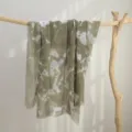 Chique katoenen tie-dye sjaal met gerafelde randen op een rustieke houten standaard. - 6# Olijfgroen - Bubble Wrap Tie-Dye (Tie-Dye) / 180*90