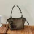 Détail du sac cabas en daim vert foncé avec charm éléphant mignon dans un style rétro. - Avec Pendentif / Vert