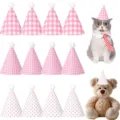 Gedetailleerd overzicht van schattige roze ruitjes huisdier verjaardagshoedjes met witte pompons. - Ruitjes Stippen (Set van 12) / Roze