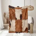 Gemütliche Flanelldecke mit vintage Kuhfell Patchwork Design für schöne Wohnkultur. - 75x100cm
