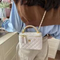 Bolso bandolera acolchado con cadena dorada, elegante bolso retro chic para mujer de uso diario. - 18x8x12cm / Blanco