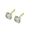 Orecchini a lobo in moissanite placcata oro con classico design a quattro griffe. - 0.5 ct / Oro Giallo