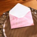 Enveloppe motif marbre rose avec accents dorés, style rétro occidental pour papeterie. - Enveloppe Seule / Rose Nuage Pêche