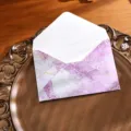 Enveloppe motif marbre violet avec détails dorés, élégante papeterie de style rétro occidental. - Enveloppe Seule / Violet Brume