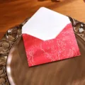 Variante d'enveloppe rétro à motif marbre rouge, papeterie élégante pour lettres et notes. - Enveloppe Seule / Rouge Cinabre