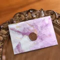 Enveloppe motif marbre violet avec sceau de cire rétro, papeterie élégante variante de lettre. - 1 Enveloppe + 1 Autocollant Sceau de Cire / Violet Brume