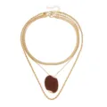 Collana dorata multistrato con catena a spina di pesce, catena cordata e ciondolo ovale rosso scuro. - Collana / Borgogna