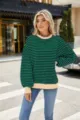 Nahaufnahme des grünen gestreiften Sweatshirts mit geripptem Kragen und Ärmelbündchen im Freien. - Grün und Blau gestreift
