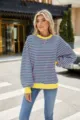 Nahaufnahme eines gestreiften farbblockierten Sweatshirts im Freien bei Strassenmode. - Grün und Rosa Gestreift