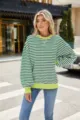 Gruen-weiss gestreifter Pullover mit rundem Ausschnitt und neongruenen Buendchen. - Grün-Weiß Gestreift