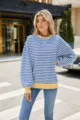 Nahaufnahme des blau-weiß gestreiften Sweatshirts mit gelbem Kontrastkragen und Saum. - Blau-weiß gestreift